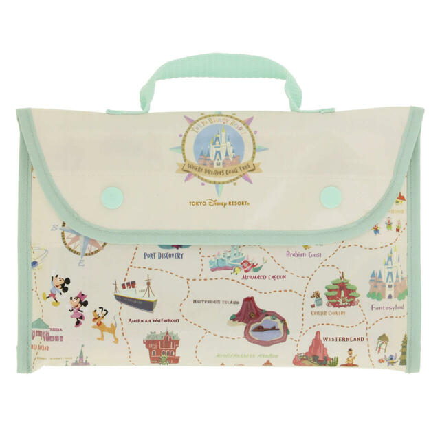 レジャーシート 950円｜ミッキーたちが楽しそうに巡っているパークのマップやアイコンをモチーフにしたグッズ｜販売店舗：東京ディズニーランド「グランドエンポーリアム」、東京ディズニーシー「タワー・オブ・テラー・メモラビリア」｜発売日：2024年7月11日（木）