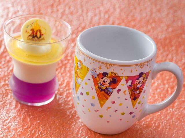 レモンゼリー&チーズ風味のムース、スーベニアカップ付き 1,100円|東京ディズニーリゾート40周年“ドリームゴーラウンド”グランドフィナーレ スーベニア付きメニュー|発売日:2024年1月23日(火)|販売店舗:東京ディズニーランド「トゥモローランド・テラス」、東京ディズニーシー「ザンビーニ・ブラザーズ・リストランテ」