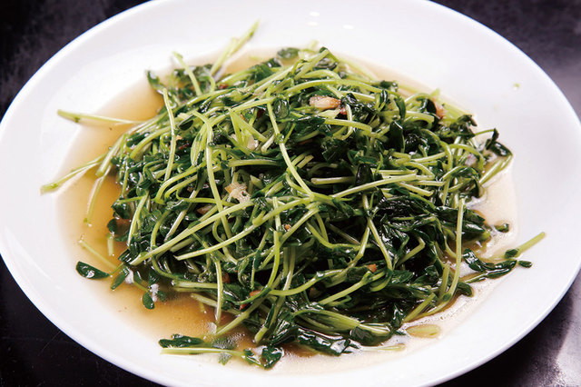 餃子専科Lee 新宿本店（東新宿）　豆苗（中国野菜炒め） 880円