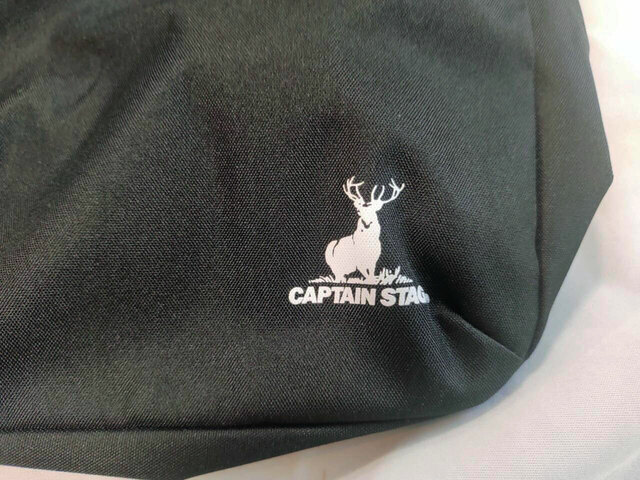 右下にはブランドロゴと鹿のイラストが描かれています