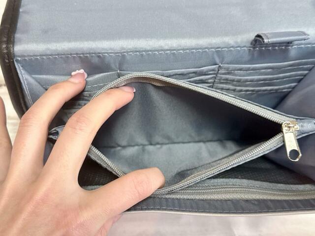 中央のファスナーポケット