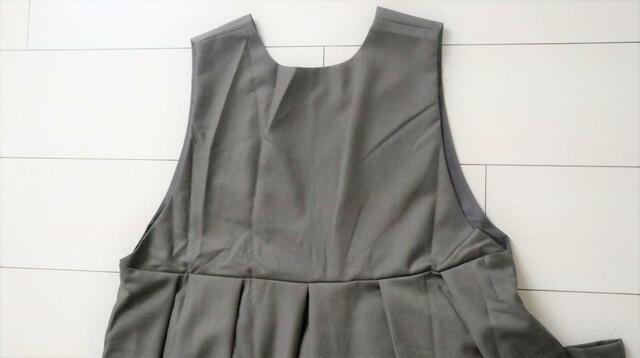 【coca 2wayウエストプリーツワンピース】後ろ側は丸首、こちらを前にしても着られます