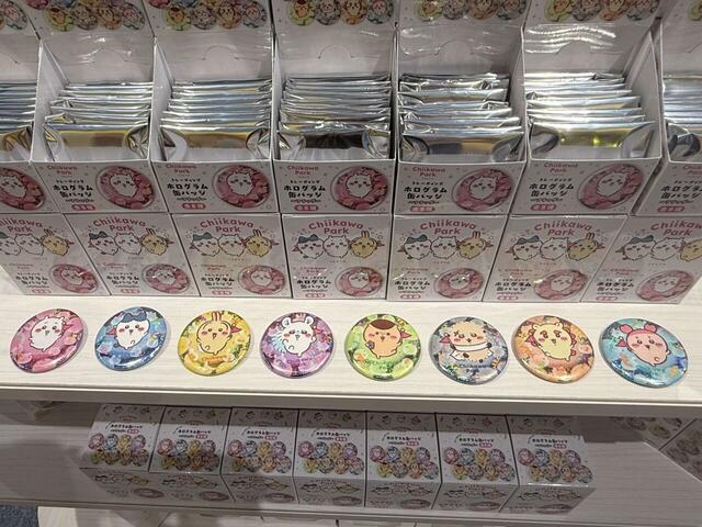 ブラインド仕様のホログラムバッジも！