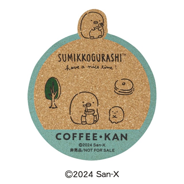 【すみっコぐらし×珈琲館 コラボレーション第2弾】ジュースを飲もうとする“ぺんぎん？”と、その横でじっと見つめる“たぴおか”