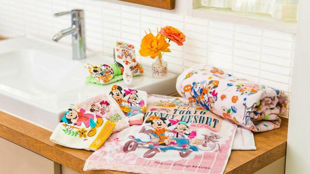 東京ディズニーリゾート「花咲き誇るパークを満喫するミッキーたちが描かれたグッズ」｜販売店舗：東京ディズニーランド「ホームストア」、東京ディズニーシー「ヴィラ・ドナルド・ホームショップ」｜発売日：2024年4月25日（木）