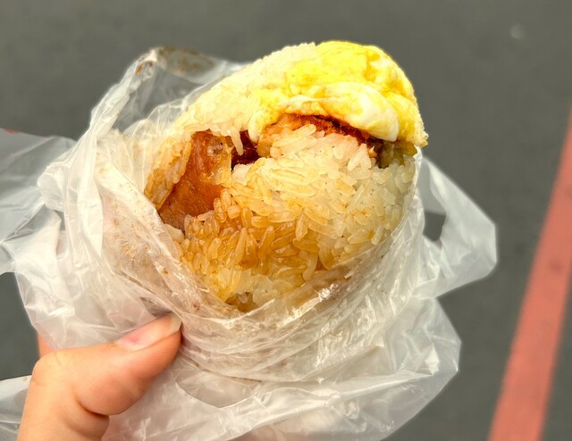 【台湾食べ歩きの旅 #7】台湾のもち米おにぎり。中には油条（揚げパン）やそぼろ肉、卵焼きなどが詰まっていて食感が楽しい