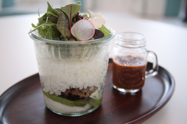 ひっくり返して食べる斬新な「タワーロコモコ」1200円