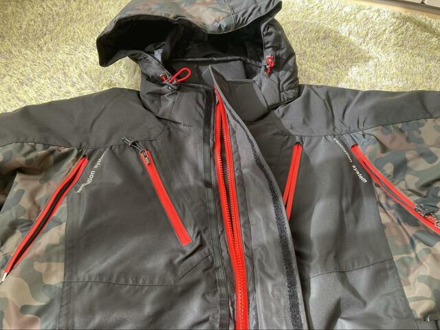 【ワークマン 透湿防水防寒ジャケットBIKERS(バイカーズ)】ファスナーの赤がいいポイントになっています