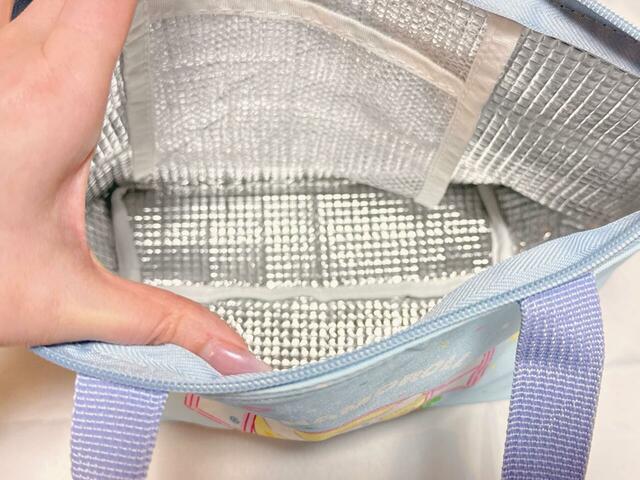 【ファミリーマートオリジナル サンリオキャラクターズ当りくじ】保冷バッグ：5等「保冷バッグ シナモロール」ファスナーで開閉する仕様で、内側には保冷機能付きの裏地を使用