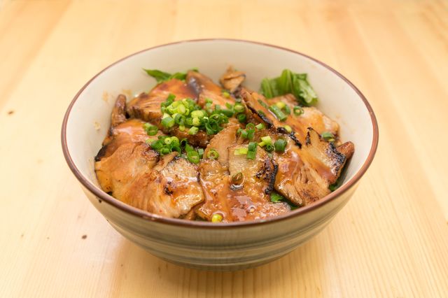 呑みだおれ「松阪豚チャーシュー丼」