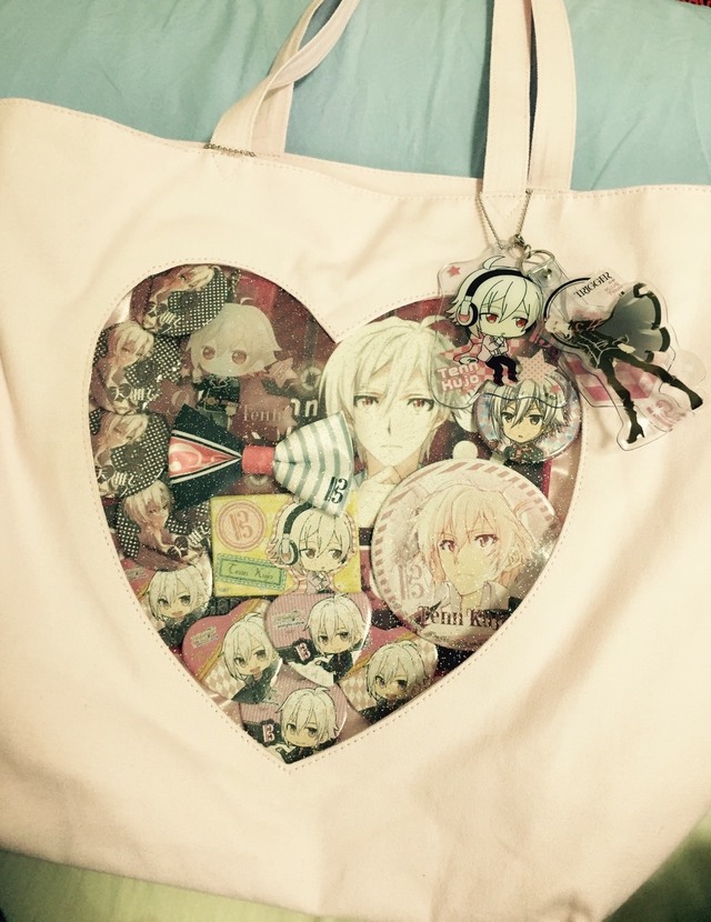 WEGOで売っている、ハートマークの窓が付いているバッグ