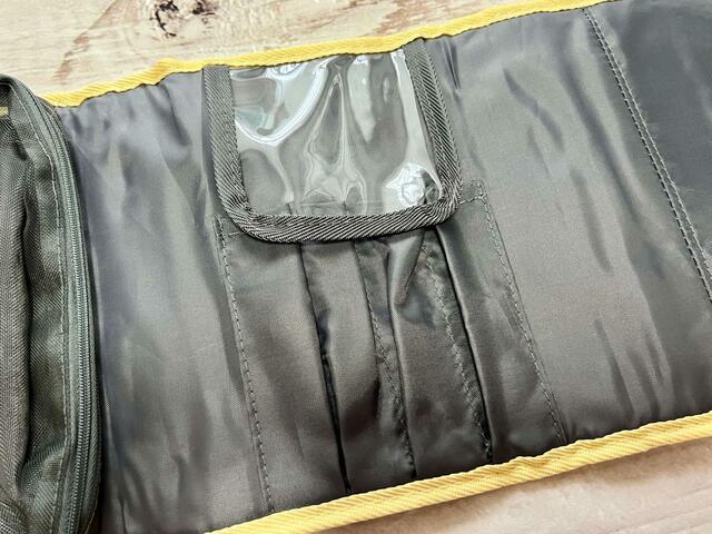 2層目はブラシホルダー！【sweet（スウィート）2023年11月号増刊付録：PEANUTS（ピーナッツ）チャーリー・ブラウンの三つ折りポーチ】