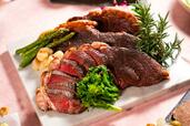 「カービングステーションの国産牛鉄板ステーキ」<期間:2026年3月20日〜5月6日>【ビュッフェ、アフタヌーンティー、コース料理で“春の食体験”!ダブルツリーbyヒルトン京都駅で「春の味覚フェア」を開催!】