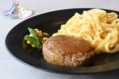 【ニチレイ「三ツ星プレート 和風ハンバーグ＆明太クリームパスタ」】あえてお皿に盛るとお店感が増します