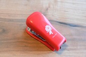 【『ミャクミャク文具缶BOOK』(宝島社)】ころんとした形が愛らしい「ホチキス」は長さ6cmほど。