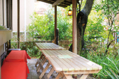 茶寮 風花／緑に囲まれたテラス席もおすすめ。