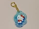 【サンリオキャラクターズ ぷかぷかアクリルキーホルダー】キティちゃんはレッドの水着を着用。ウインクした表情もとびきりキュート！