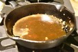 スキレットに残った肉汁とソース