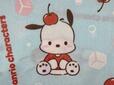 頭にチェリーをのせてお座りしているポチャッコ。かわいい〜!