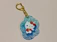 【サンリオキャラクターズ ぷかぷかアクリルキーホルダー】キティちゃんはレッドの水着を着用。ウインクした表情もとびきりキュート！