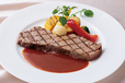 「​​​サーロインステーキ マデラソース」＜期間：2026年6月1日～7月31日＞【“3,800円”でメイン3種が何度でもおかわり自由！コースと食べ放題が融合した「初夏のランチコース」が神戸三宮東急REIホテルに新登場！】