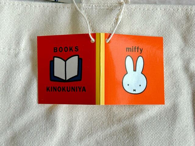 紙タグは紀伊國屋書店らしい本の形。かわいい〜!