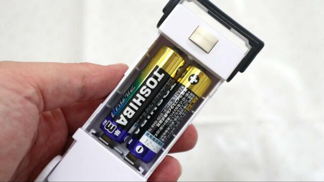 【ダイソー イージーシーラー】本体に単3乾電池を2本入れましょう