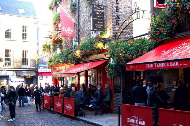 アイルランドの首都ダブリンでも有名な昼飲みストリート。観光客や地元の人たちが集まるちょっと高めなパブもある