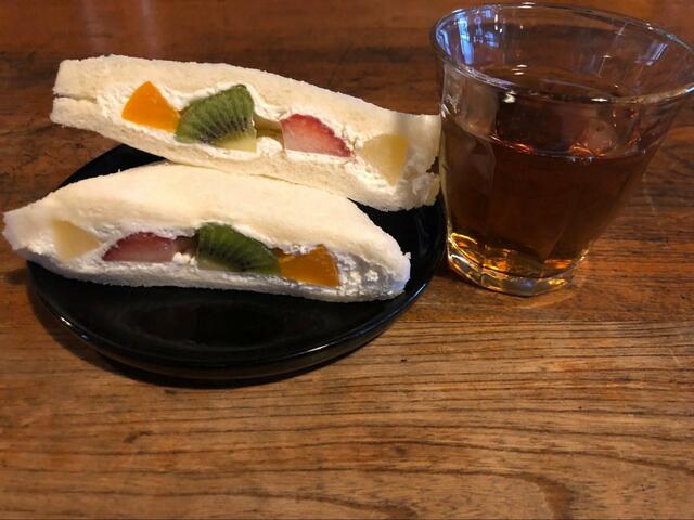 【wing(ウイング) マスカルポーネサンド】イチゴの赤色が全体の色彩を引き立てていてきれい♪