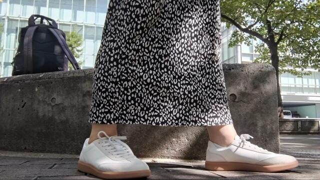 【無印良品 柔らかい中敷を使用したコンビネーションスニーカー】シンプルなローカットモデルなので、スカートにもよく合います◎