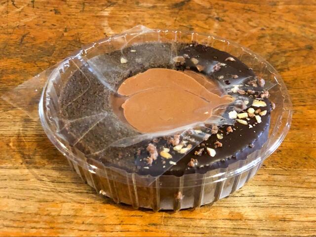 【ファミリーマート　濃厚ショコラバウム】生チョコクリームがパッケージにつかないようにフィルムが貼られています