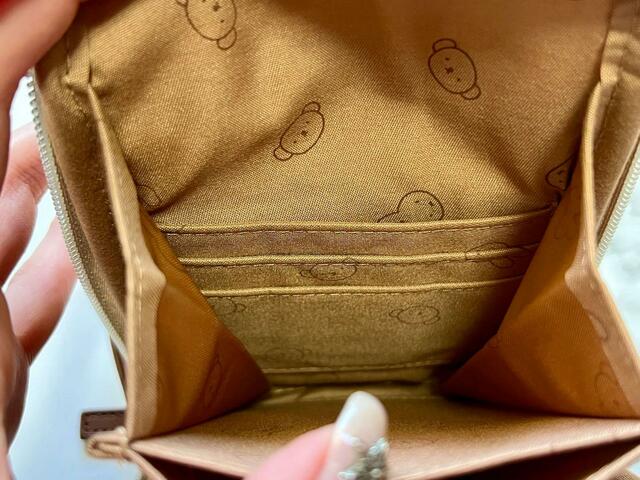 フロント側にはカードポケットが3つ