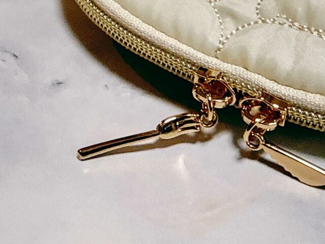 もう一つはフォークのチャーム。細部まで凝ったデザインがGood！