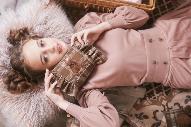 フリルベアポーチ / 価格3,949円（税込み）/カラー：Beige/Brown