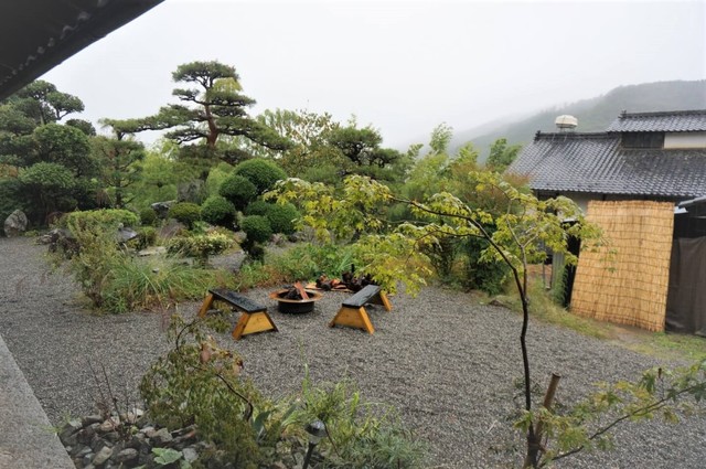 広い庭では夏なら花火も楽しめる