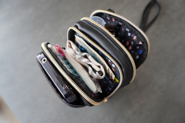 収納力抜群のスマホショルダー