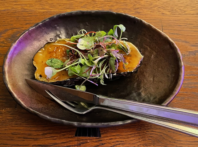 【ザ・ニューワールド】ナイフとフォークで食べる「茄子田楽」は珍しいかも