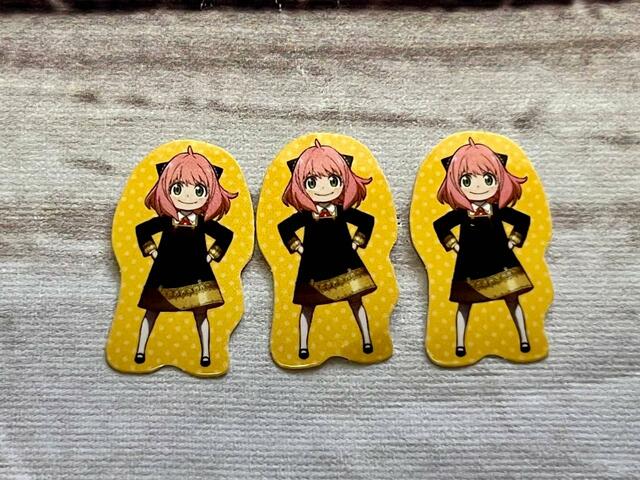 【Seria（セリア）】制服を着てキリッと立つアーニャ。かわいい…！