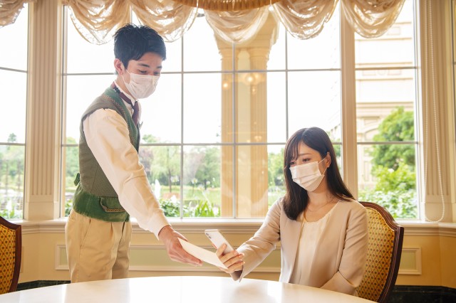 二次元コードでメニューを読み取っている様子