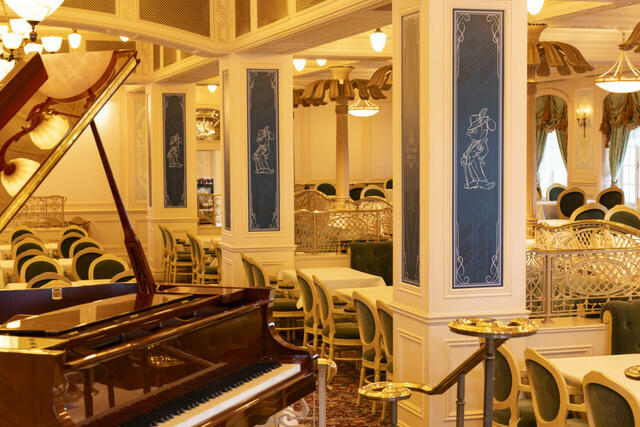 S.S.コロンビア号「ジュビリーガラ」 柱にミッキーとミニーのイラストが描かれています