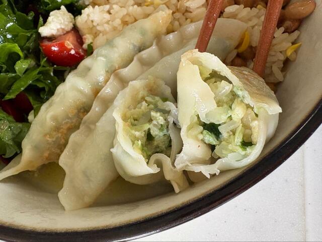 【コストコ bibigo 王マンドゥ 肉&野菜】蒸せば皮がつるんともちもちに、中からは5種の野菜と春雨がたっぷり出てきてヘルシーに楽しめます♪