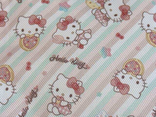 ホワイトをベースに淡いピンク2色とミントグリーンの配色のストライプにキティちゃんの総柄がキュート！