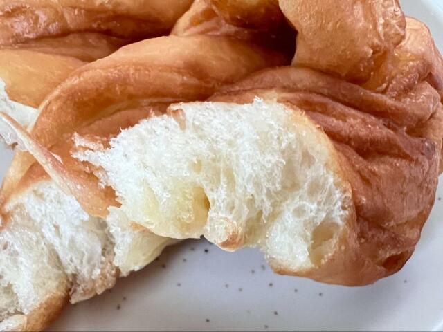 【ローソン 大きなデニッシュドーナツ 北海道産牛乳使用】軽い食感で食べやすい