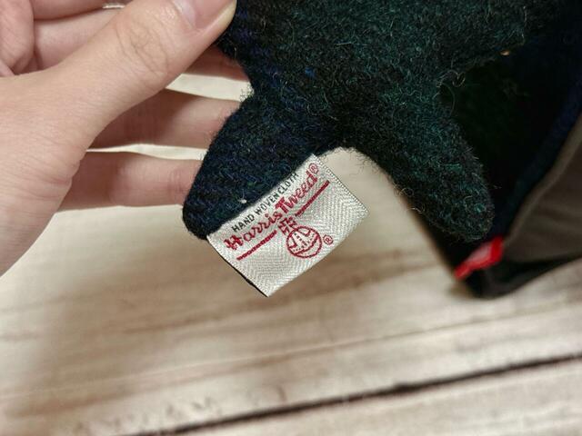 チャームにもハリスツイードの織りタグ付きなのがうれしいポイント！