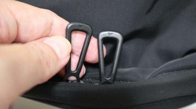 【adidas（アディダス） マストハブ バックパック】メイン荷室はダブルファスナータイプ。三角形のファスナートップは中の空洞やサイズが絶妙でつまみやすいです！