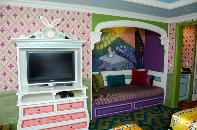 東京ディズニーランドホテル「ディズニーふしぎの国のアリスルーム」©Disney