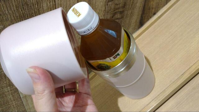 【ニトリ ペットボトルホルダー】500ml、四角いペットボトルも問題なく入ります