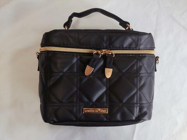 バッグは、高級感のあるデザイン