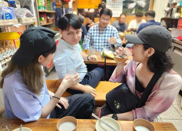 【気になる韓国、ソウルの今vol.35】手前が「ソウル酒場ツアー」でシュポを訪れた日本人旅行者。向こうが常連客