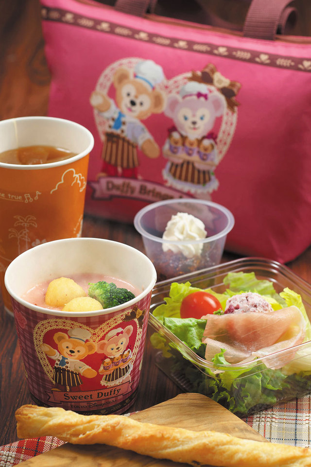 チキンとベジタブルのクリームシチューであったまろう。ドリンクはチョイス可能 〈ニューヨーク・デリのおすすめセット 1980円〉©Disney